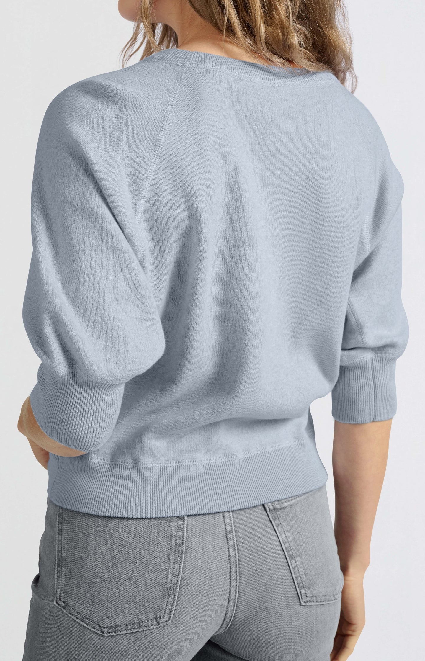 Sweater with raglan sleeves and round neck