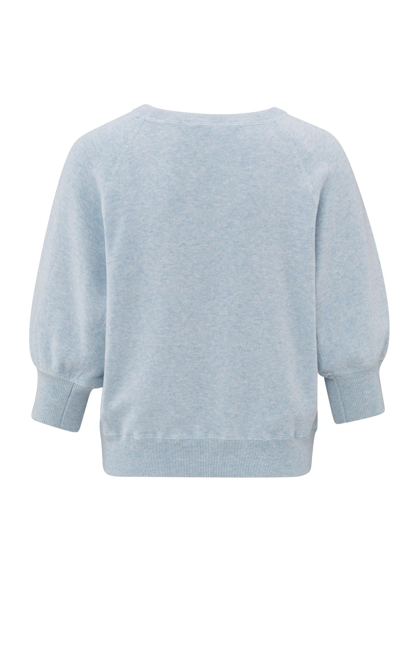 Sweater with raglan sleeves and round neck