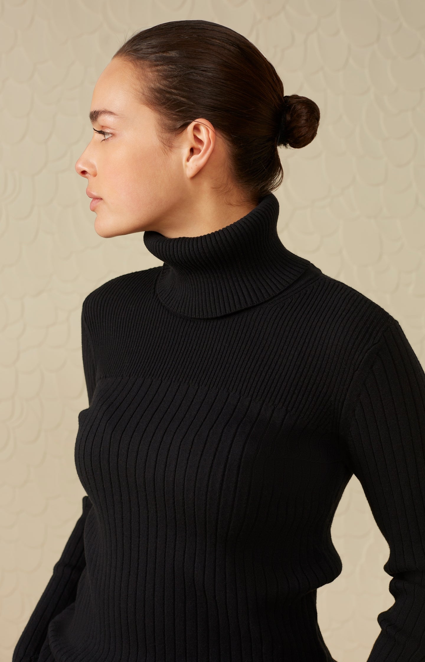 Sweater with removable collar, long sleeves and rib details