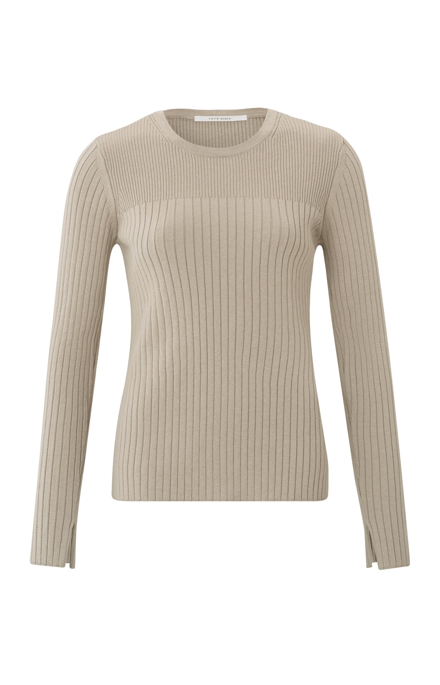 Sweater with removable collar, long sleeves and rib details