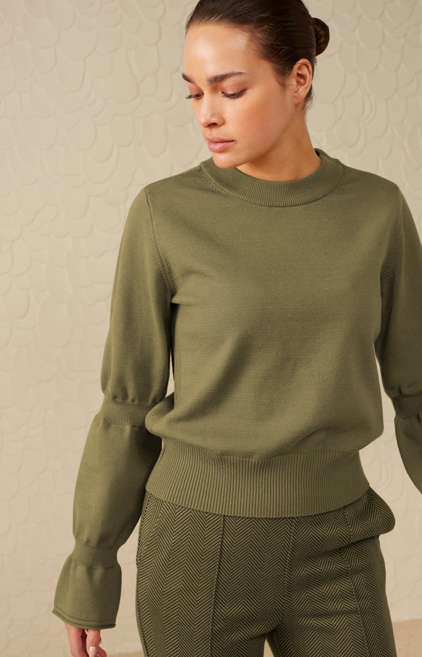 Sweater with round neck and long double puff sleeves