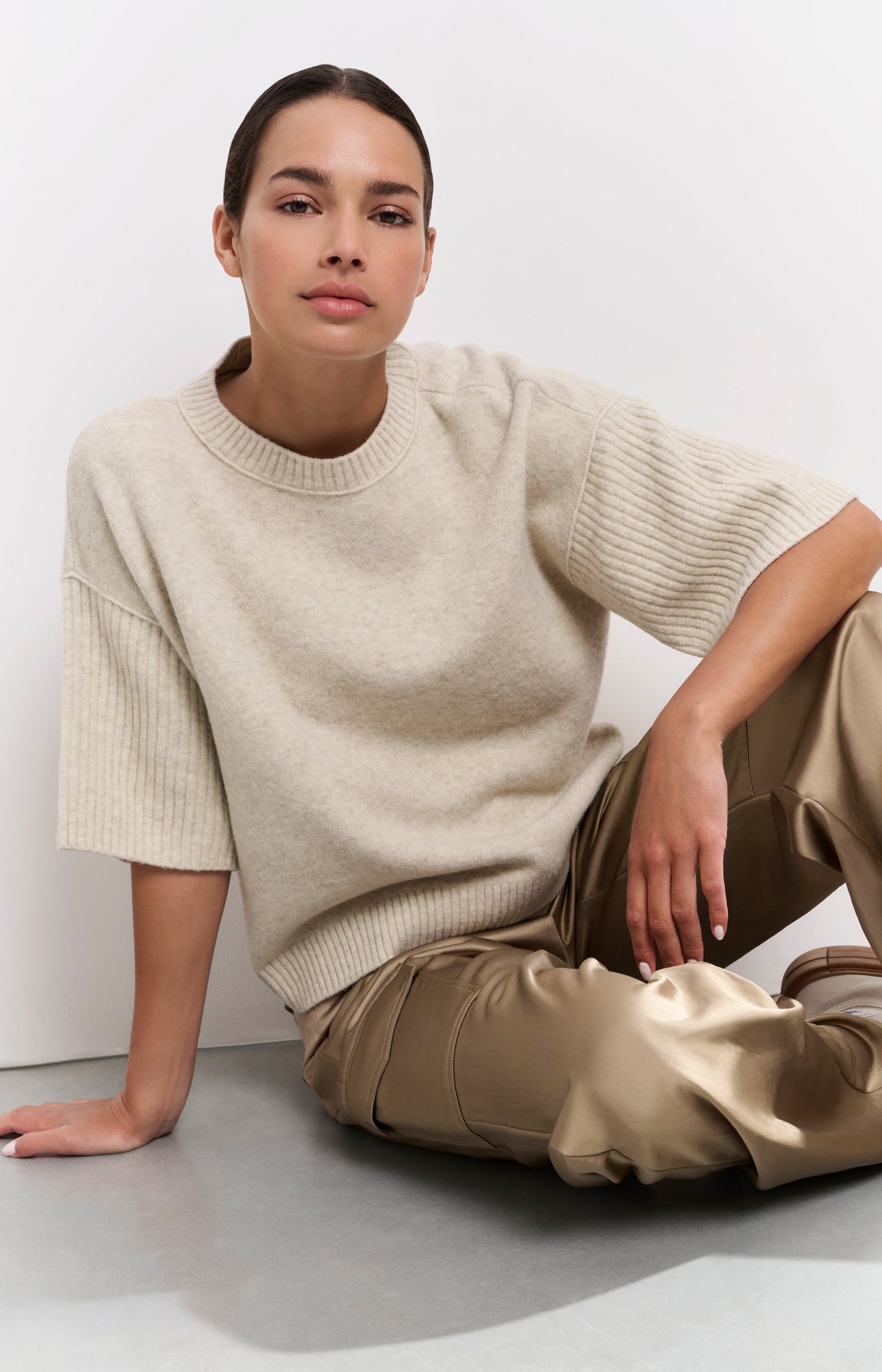 Sweater with round neck and short ribbed sleeves - Type: lookbook