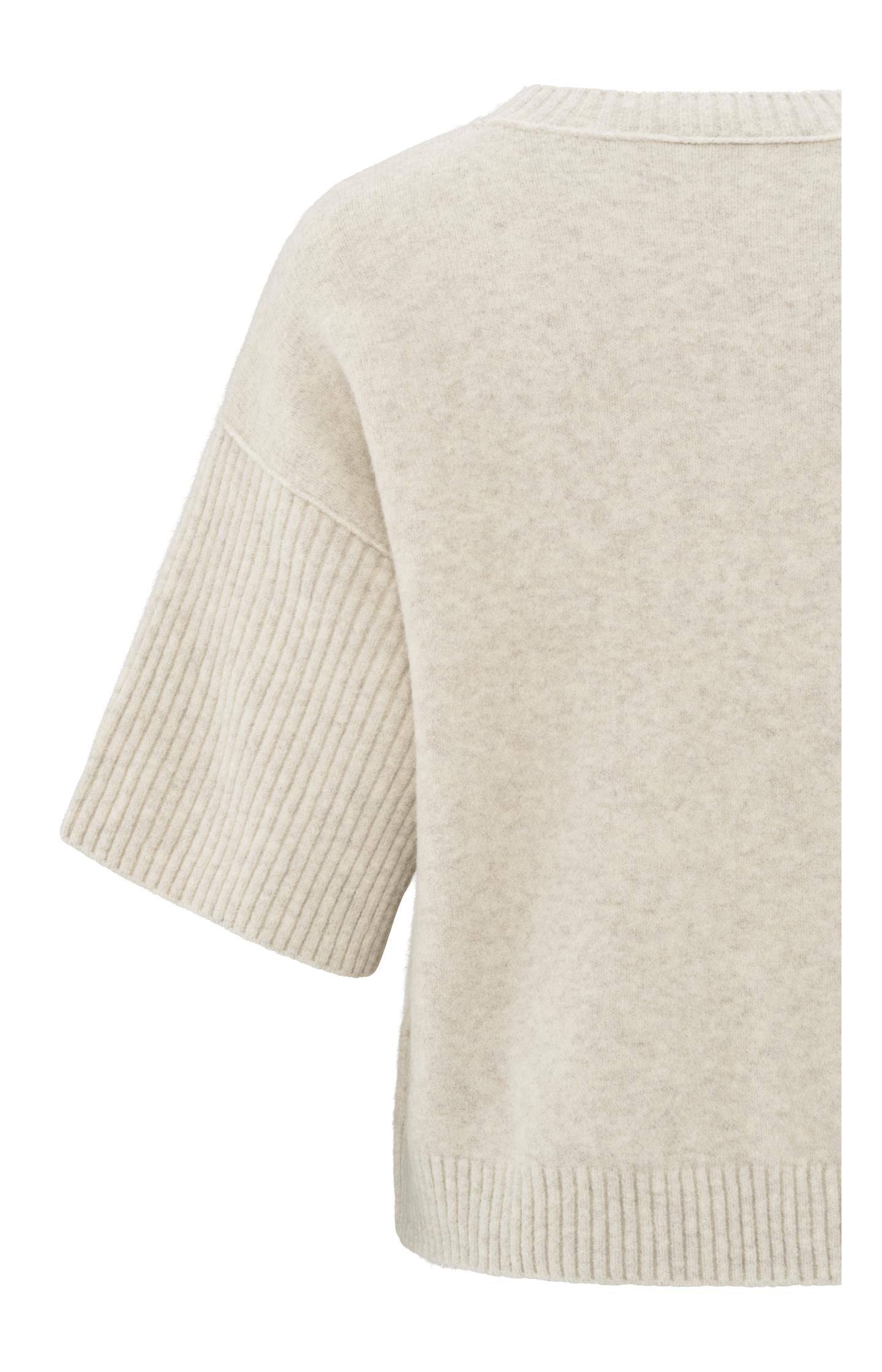 Sweater with round neck and short ribbed sleeves