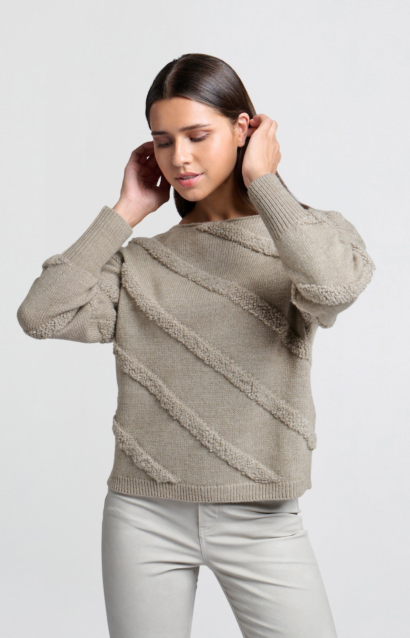 Sweater with round neck, long sleeves and diagonal details - Type: lookbook