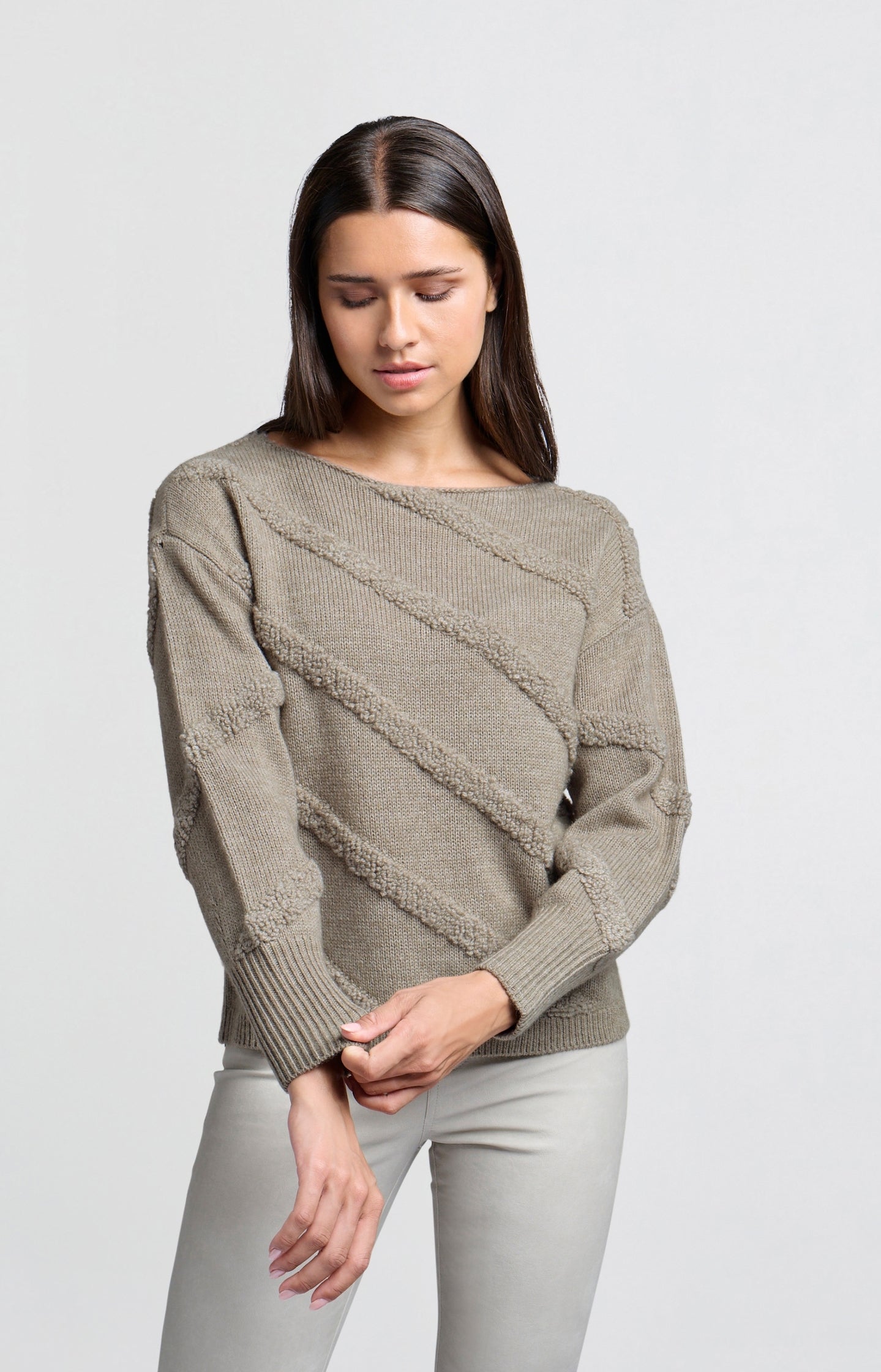 Sweater with round neck, long sleeves and diagonal details