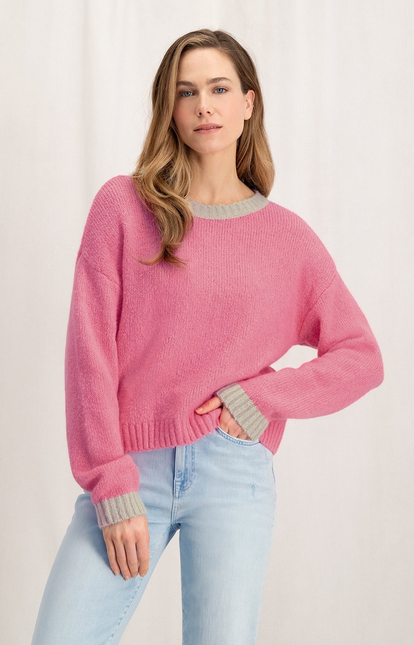 Sweater with round neck, long sleeves and dropped shoulders - Type: lookbook