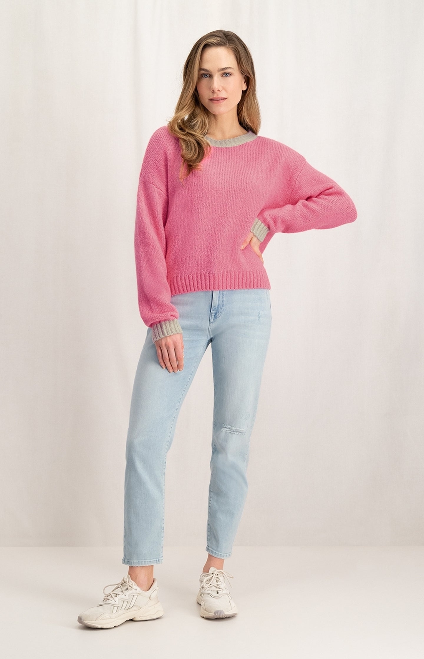 Sweater with round neck, long sleeves and dropped shoulders