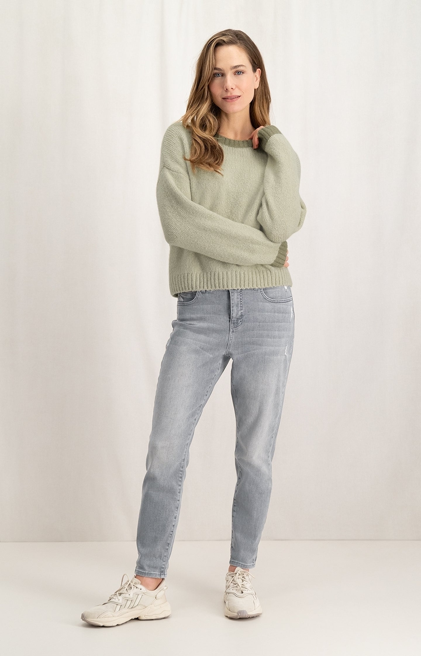 Sweater with round neck, long sleeves and dropped shoulders - Type: lookbook