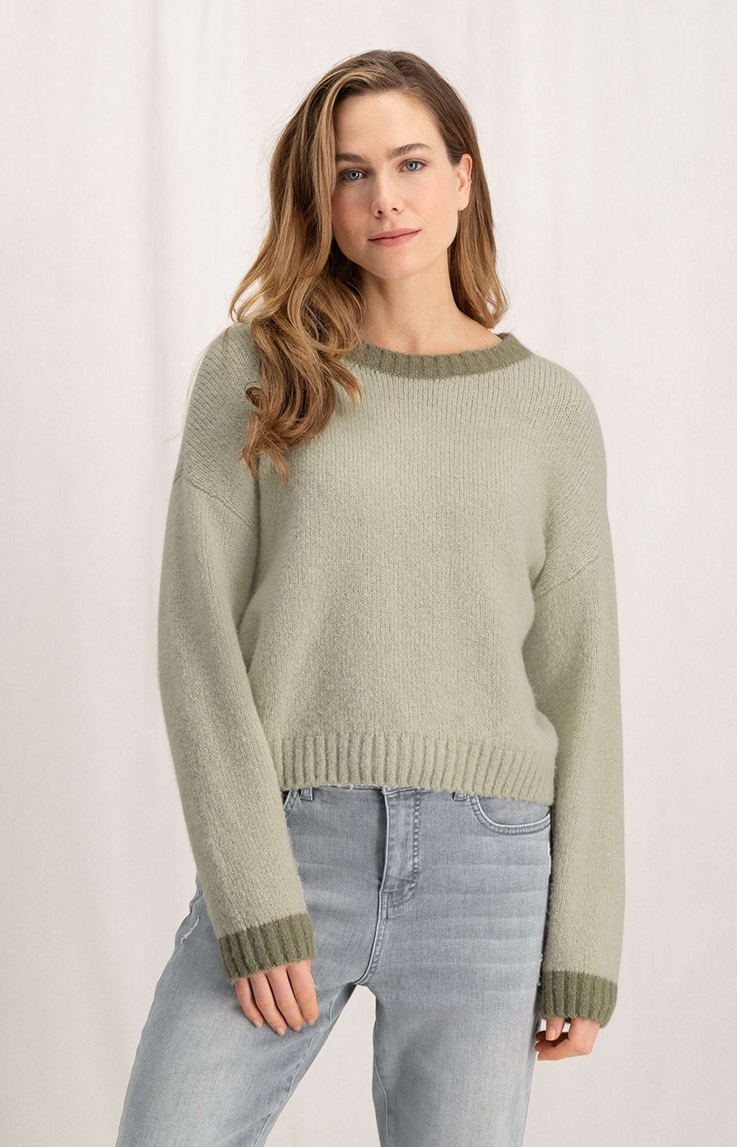 Sweater with round neck, long sleeves and dropped shoulders