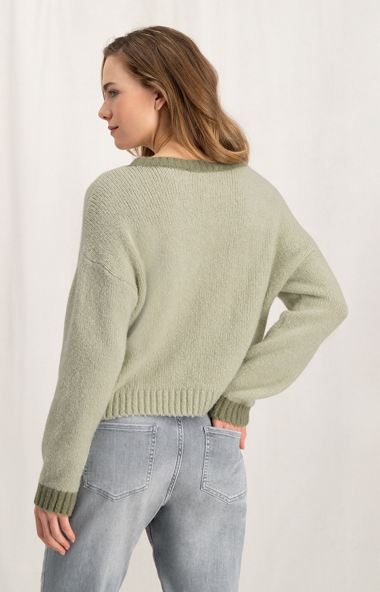 Sweater with round neck, long sleeves and dropped shoulders