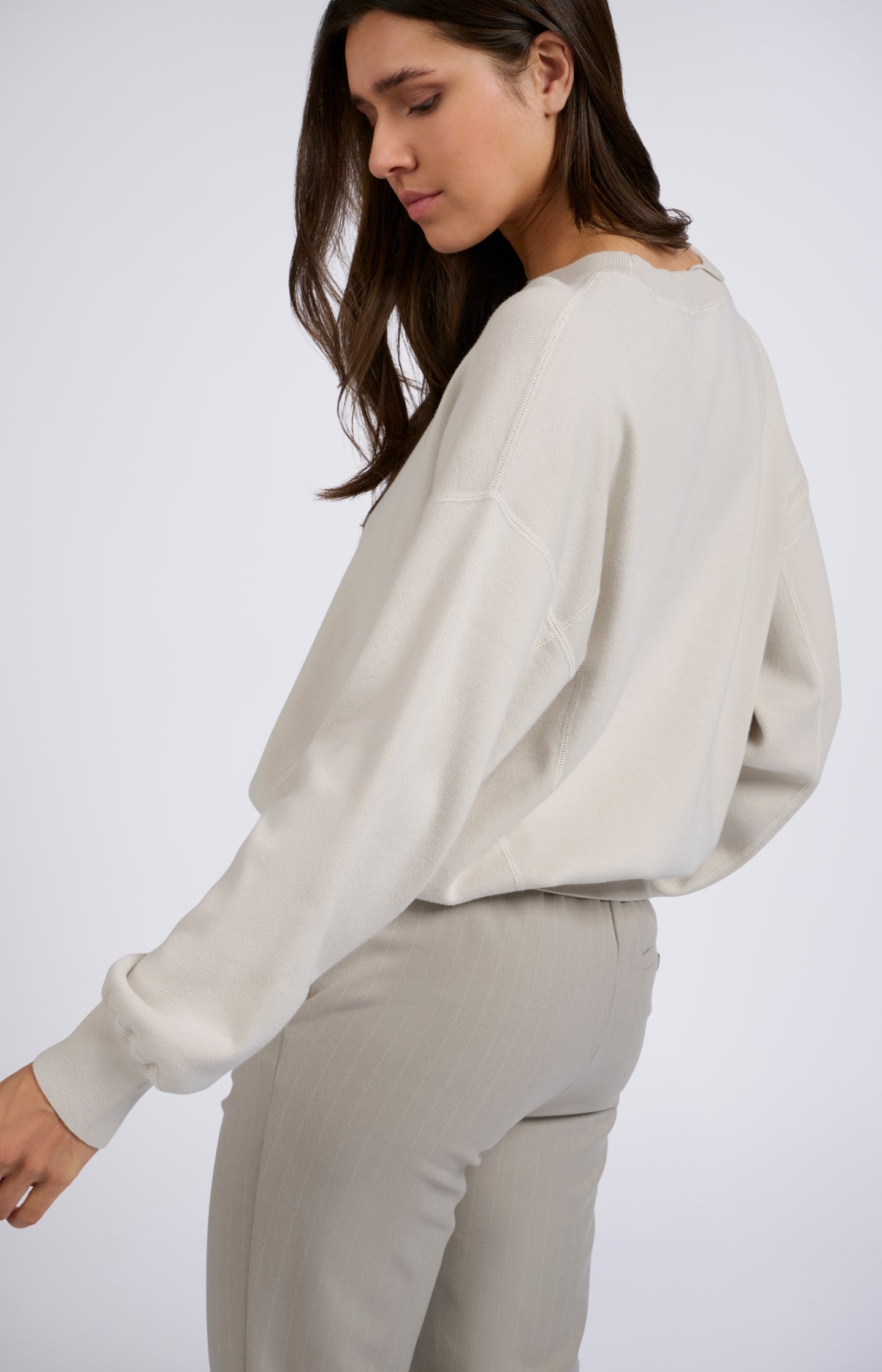 Sweater with round neck, long sleeves and seam details