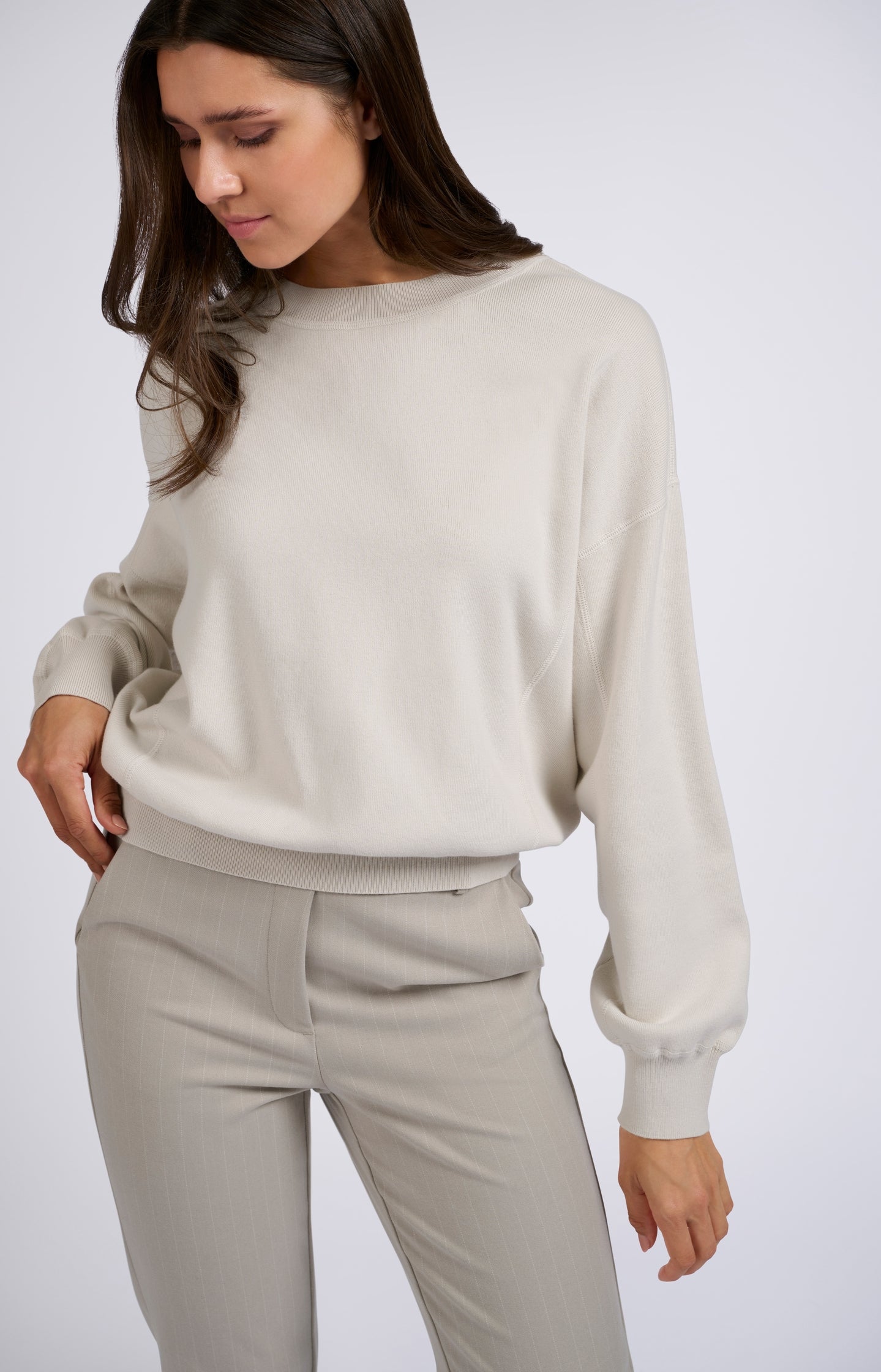 Sweater with round neck, long sleeves and seam details