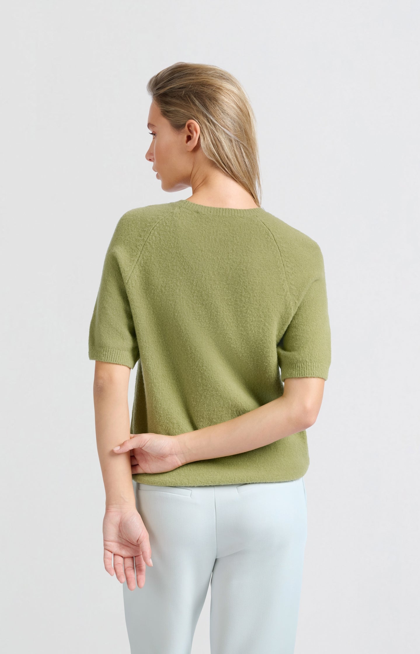 Sweater with short raglan sleeves and round neckline