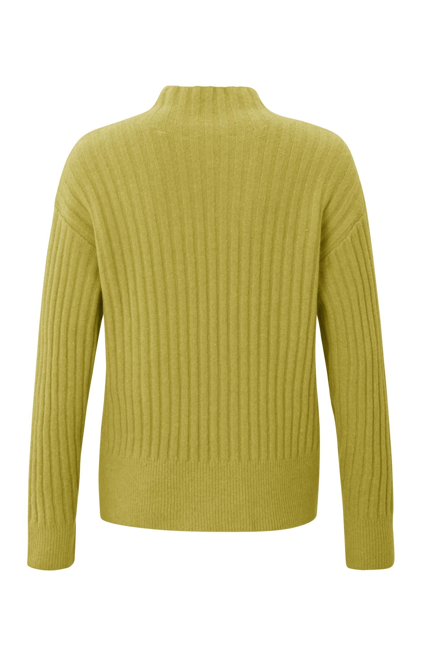 Sweater with turtleneck, long sleeves and ribbed details