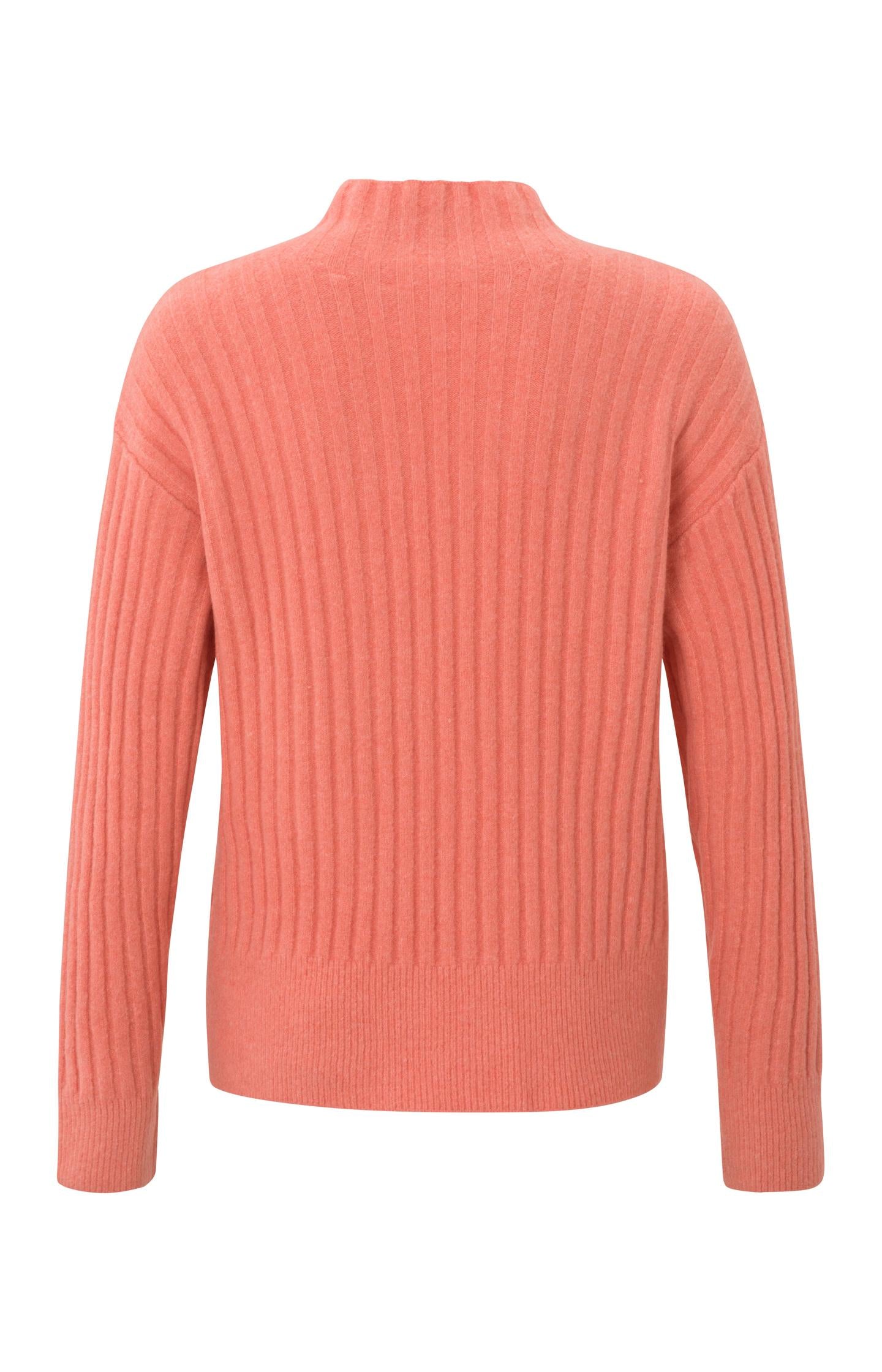 Sweater with turtleneck, long sleeves and ribbed details