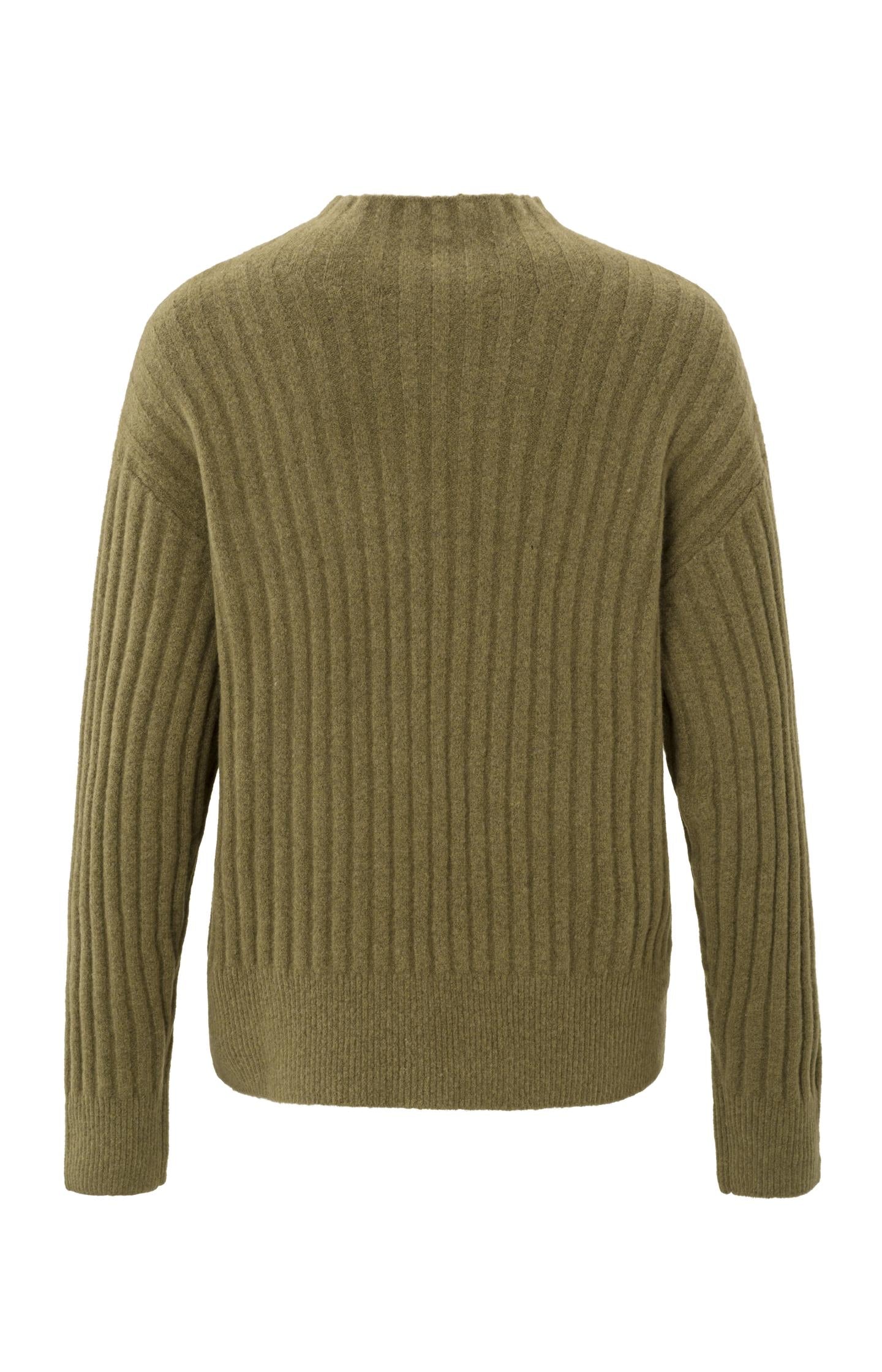 Sweater with turtleneck, long sleeves and ribbed details