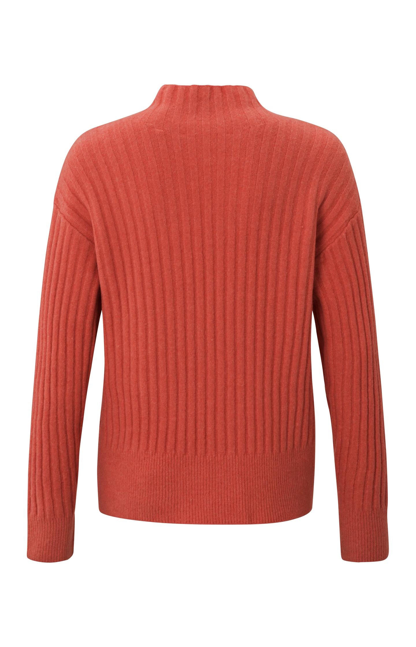 Sweater with turtleneck, long sleeves and ribbed details