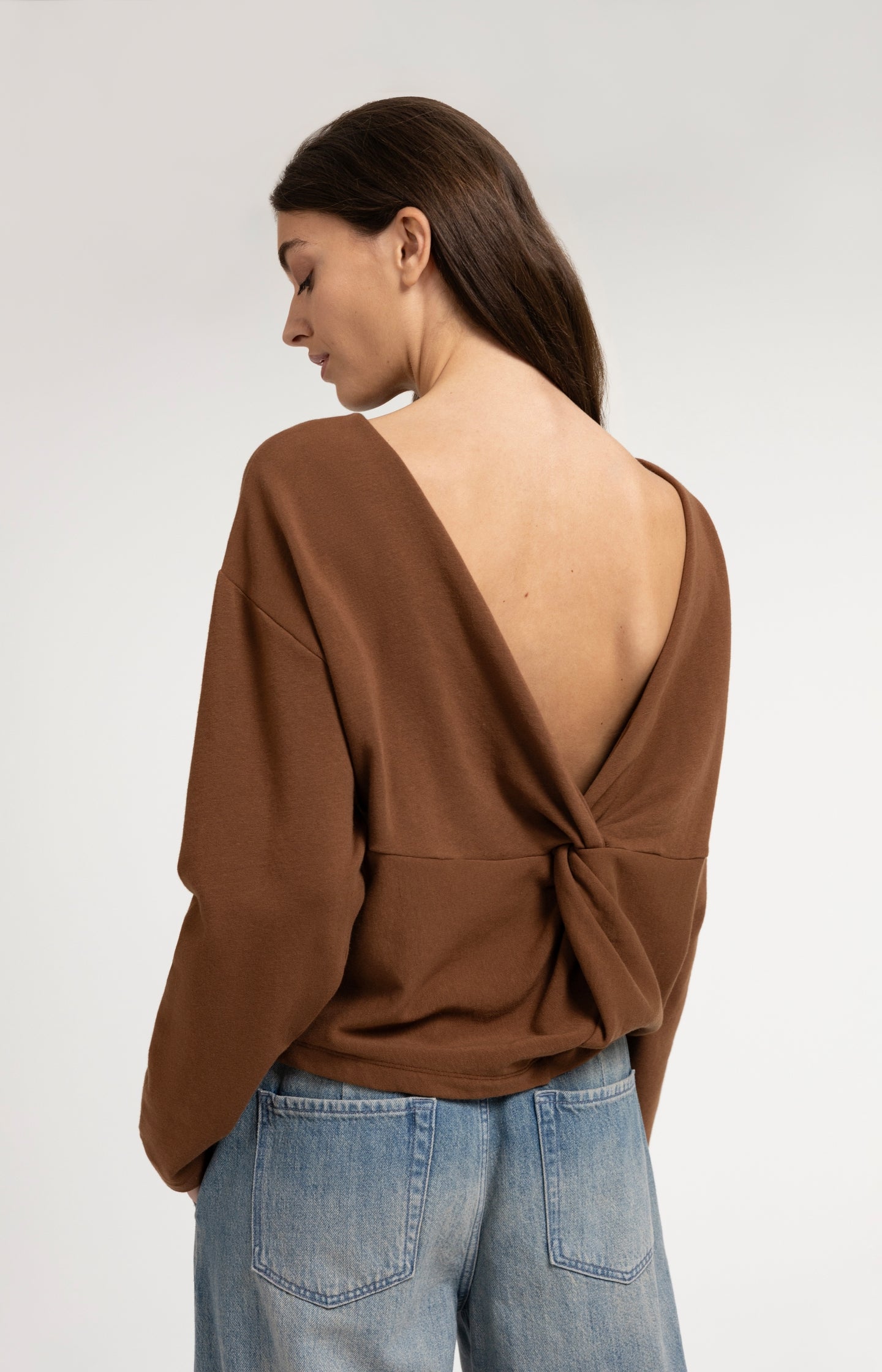 Sweater with V-neck and twisted detail at the back - Type: video