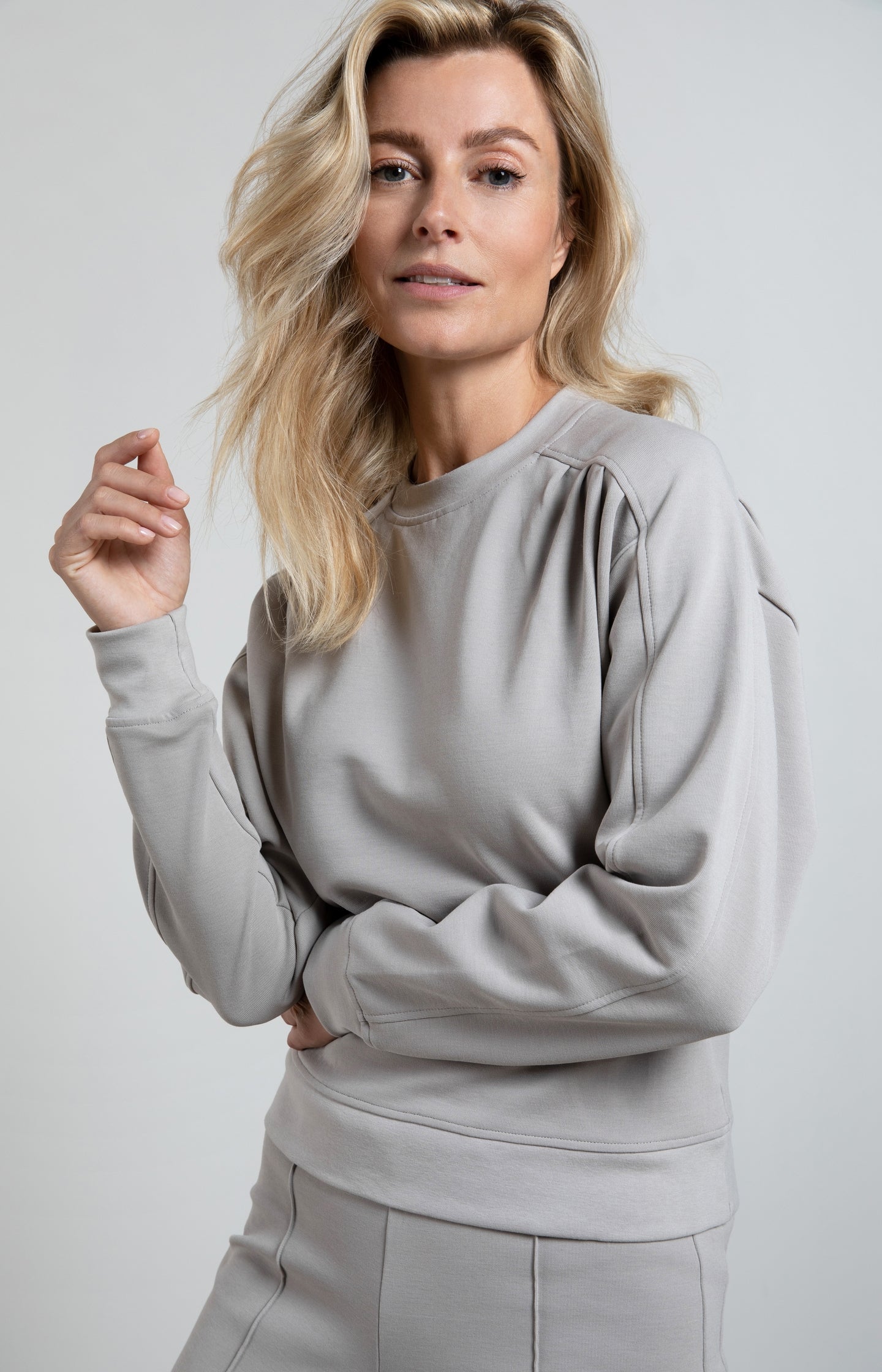 Sweatshirt with crewneck, long sleeves and pleated details - Type: lookbook