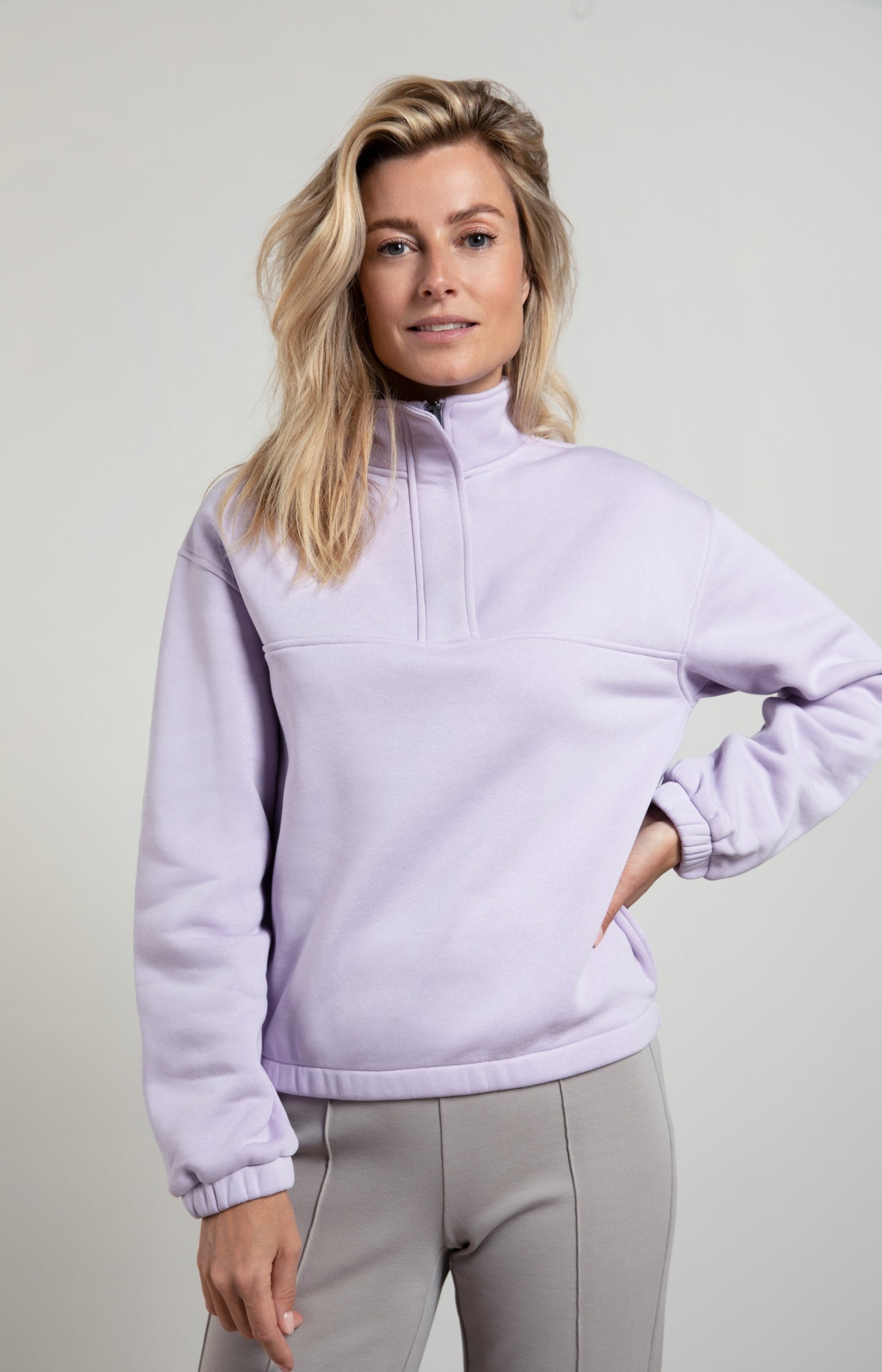 Sweatshirt with high neck, long sleeves and a front zipper