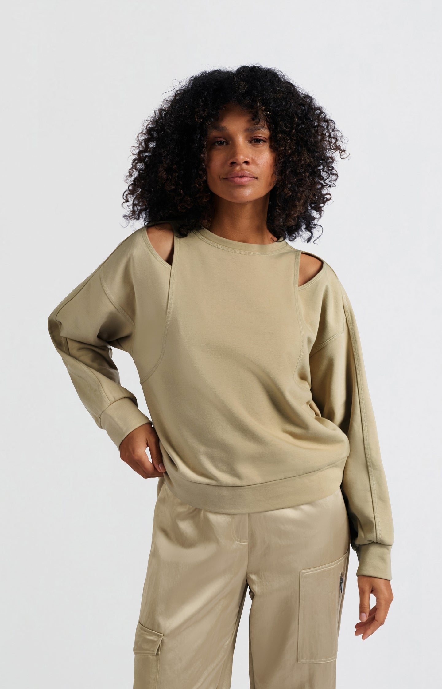 Sweatshirt with open shoulder details and round neckline