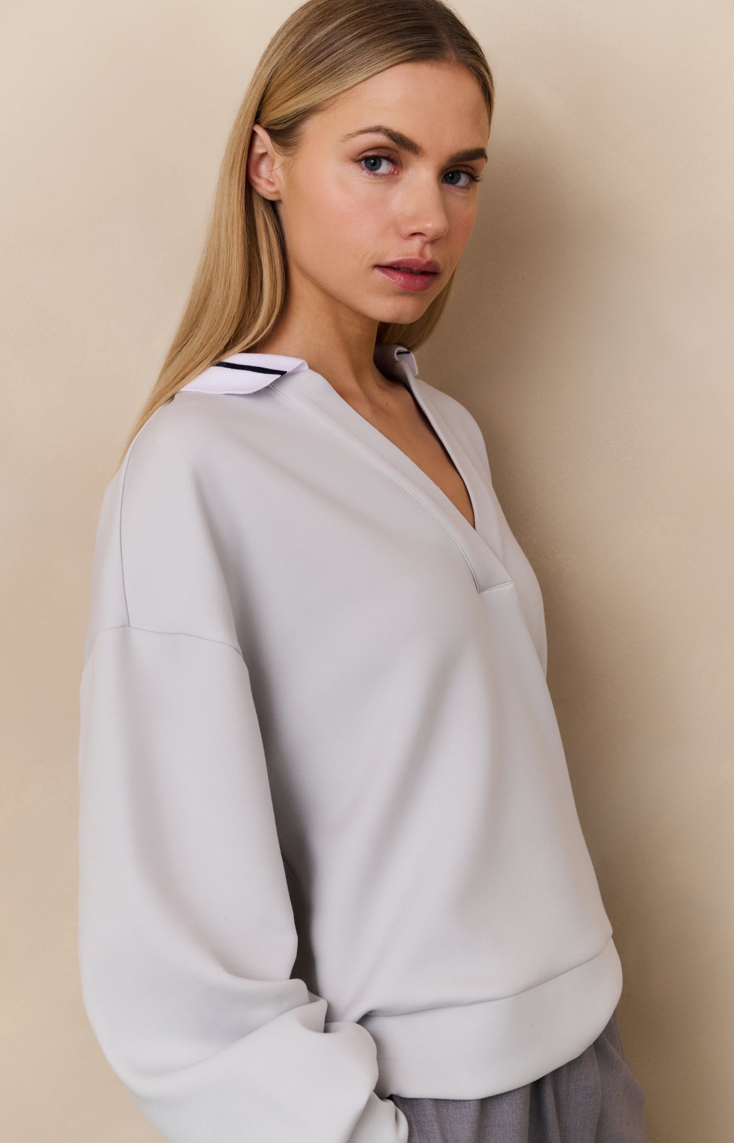 Sweatshirt with polo collar and V-neck - Type: lookbook