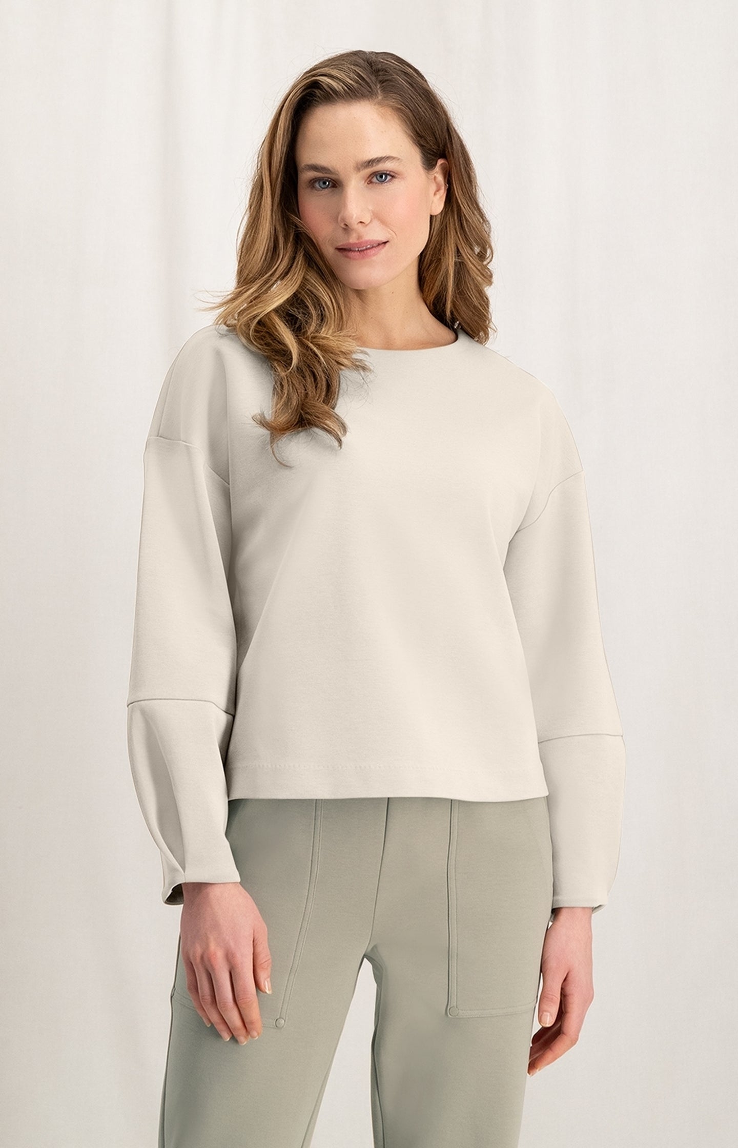 Sweatshirt with round neck and long puff sleeves