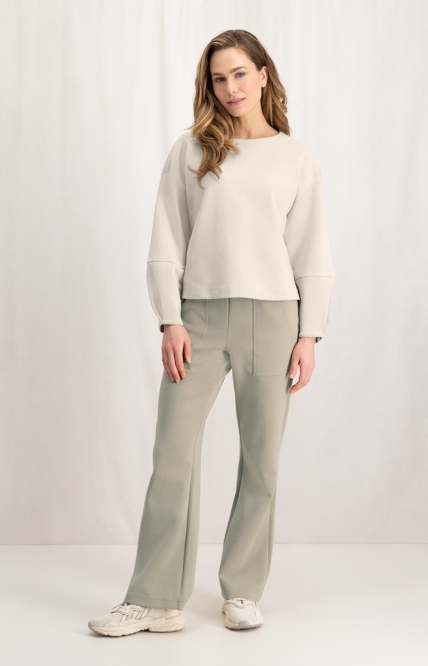 Sweatshirt with round neck and long puff sleeves