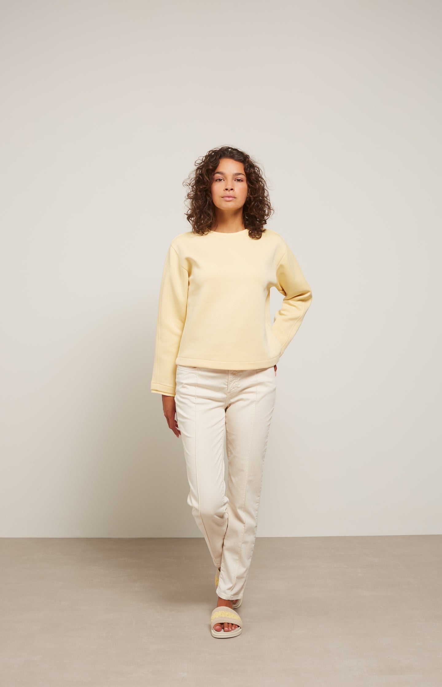 Sweatshirt with round neck, long sleeves and rib details - Type: lookbook