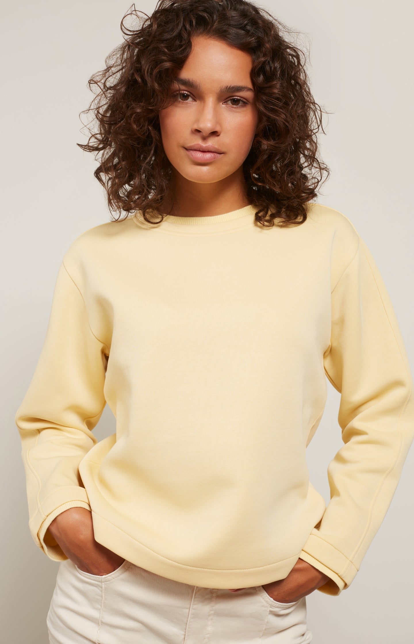 Sweatshirt with round neck, long sleeves and rib details