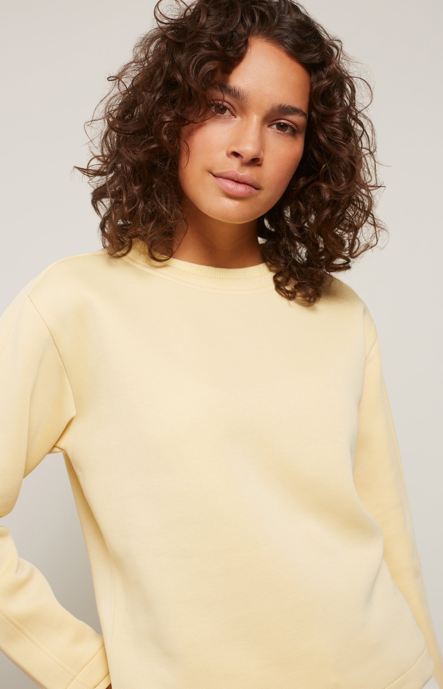 Sweatshirt with round neck, long sleeves and rib details