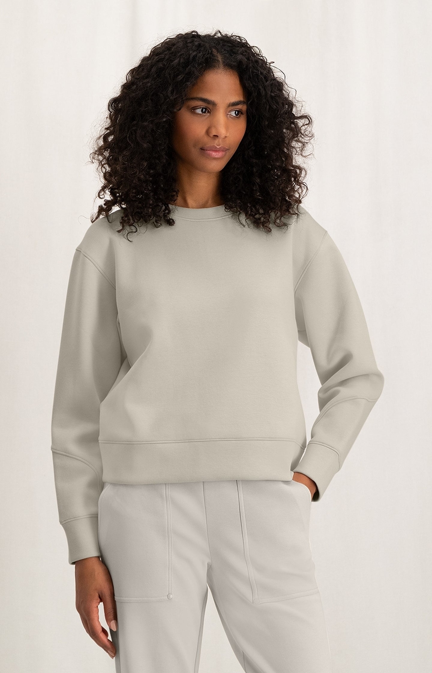 Sweatshirt with round neck, long sleeves and shaped seams