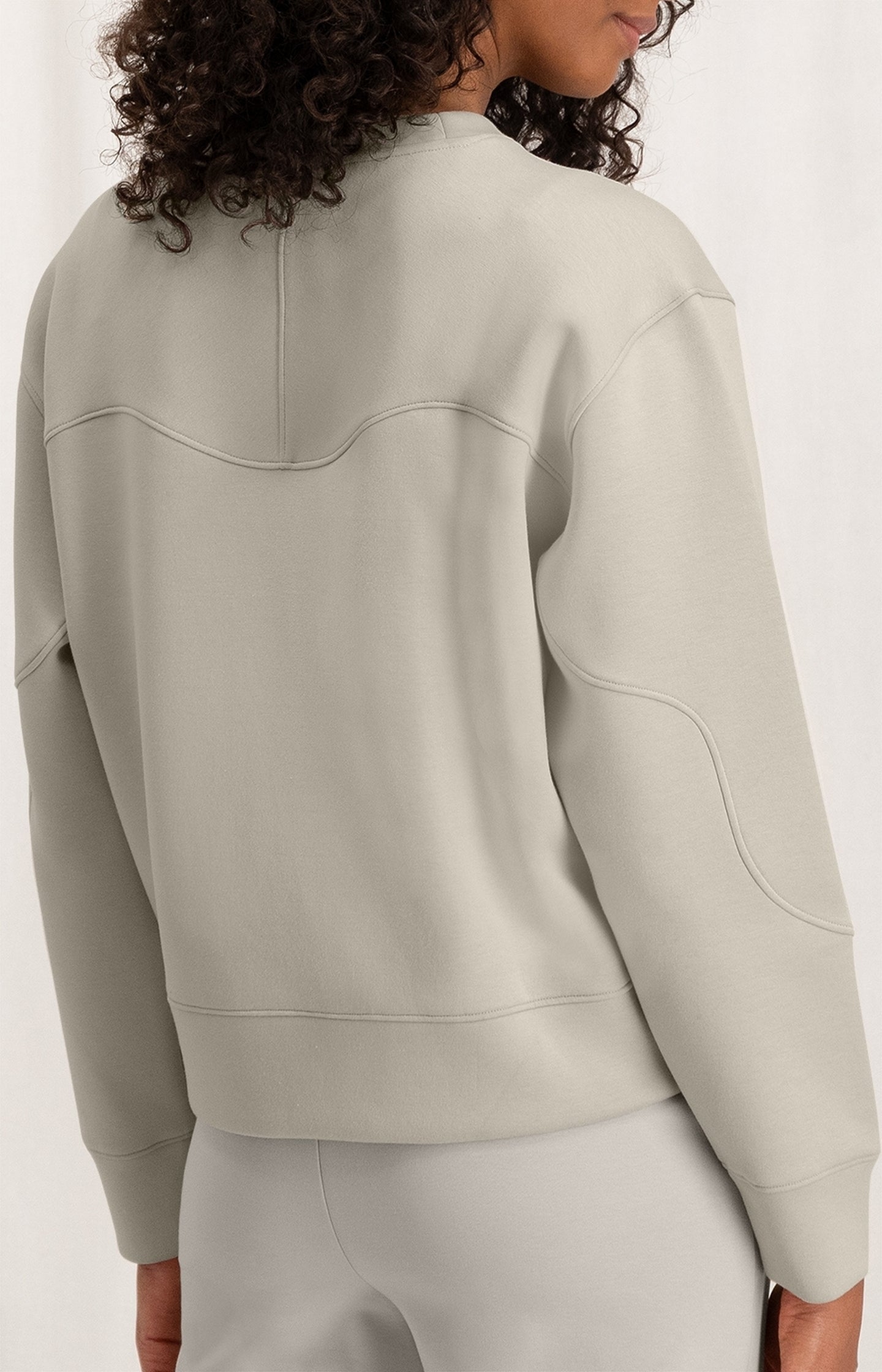 Sweatshirt with round neck, long sleeves and shaped seams