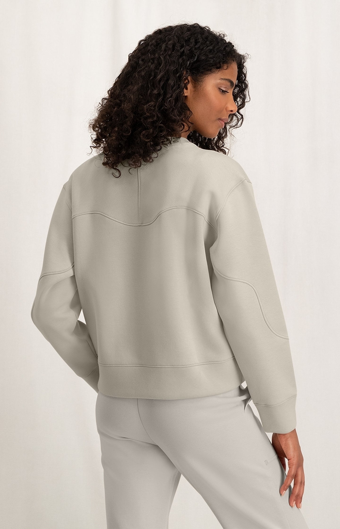 Sweatshirt with round neck, long sleeves and shaped seams