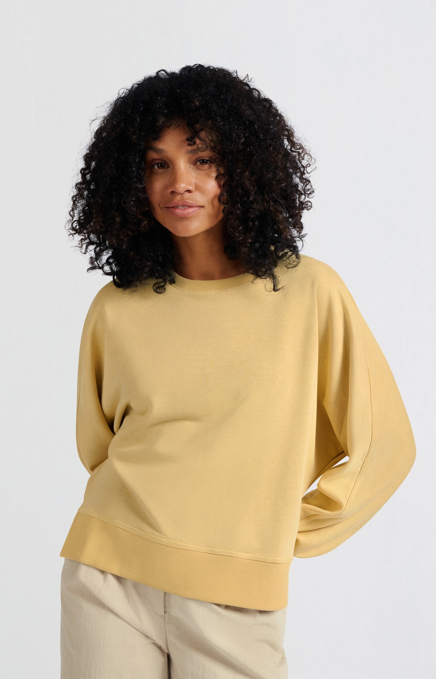 Sweatshirt with small slit and loose fit