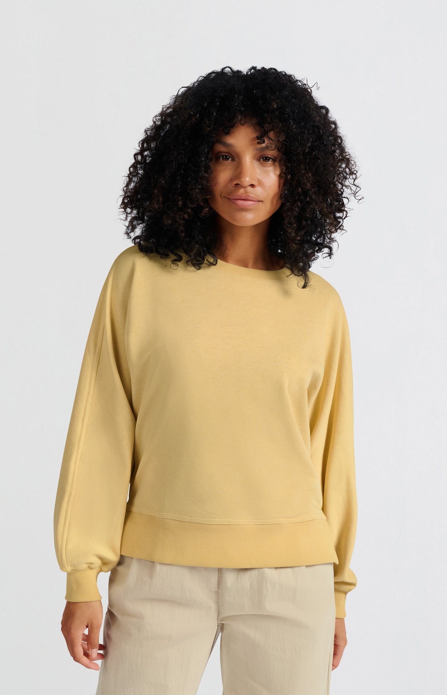 Sweatshirt with small slit and loose fit