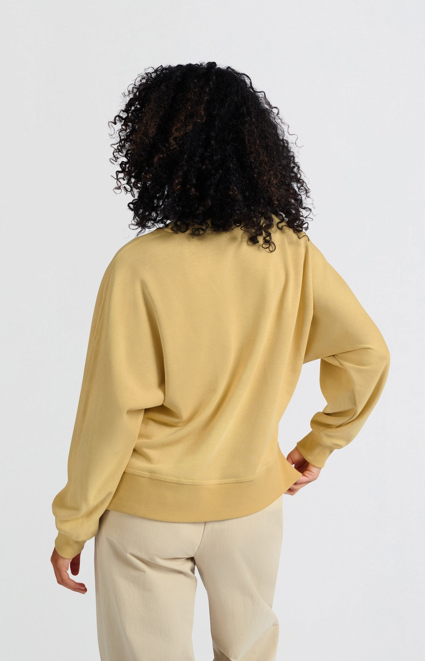 Sweatshirt with small slit and loose fit