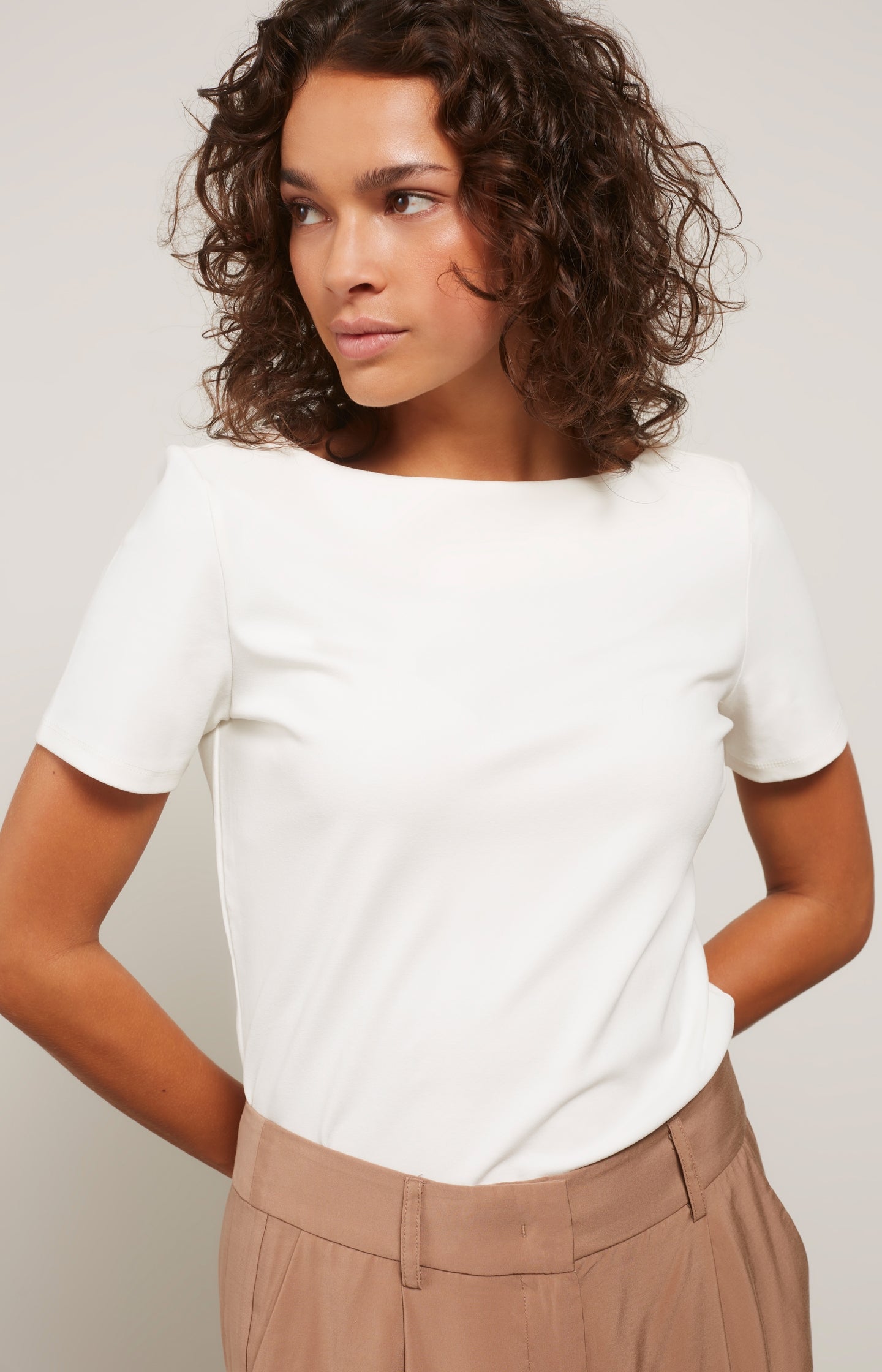 T-shirt with boatneck and short sleeves in regular fit