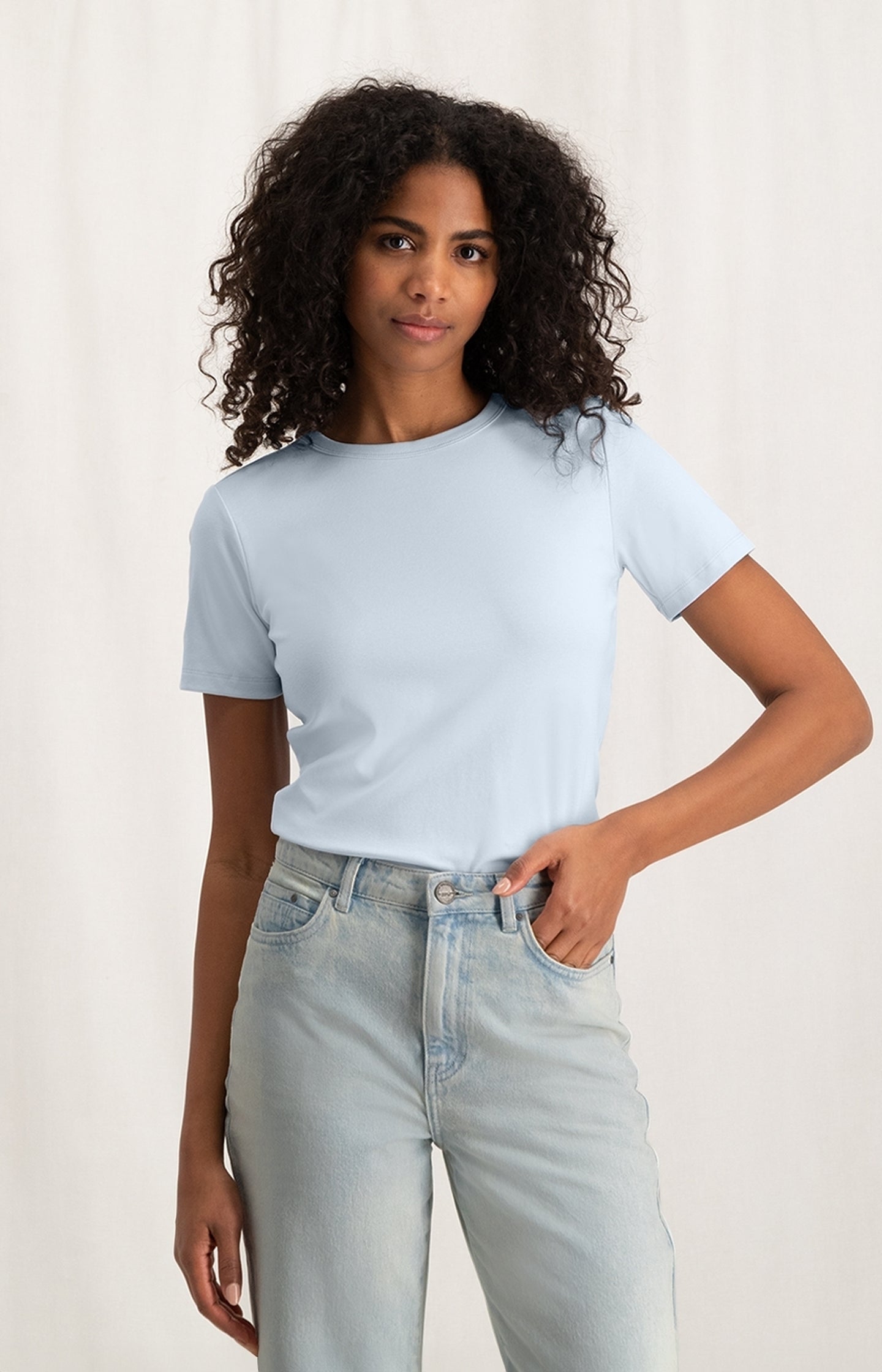 T-shirt with crewneck and short sleeves in regular fit