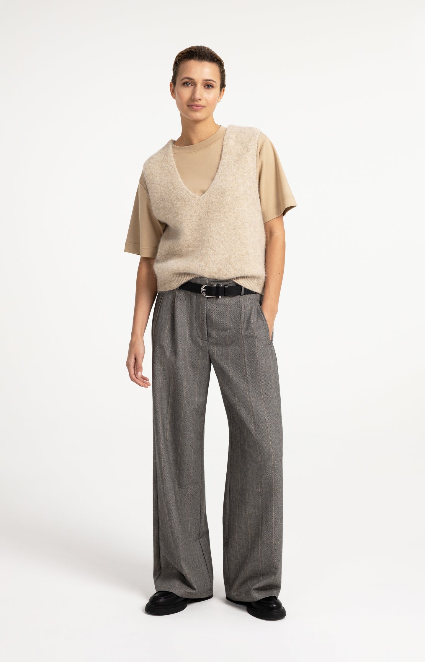 T-shirt with round neck and half sleeves