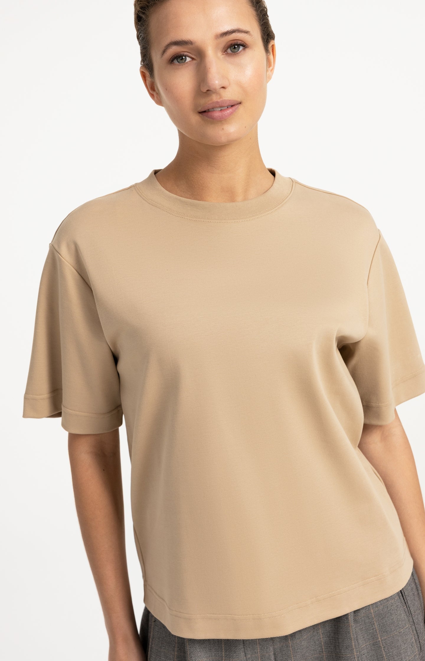 T-shirt with round neck and half sleeves