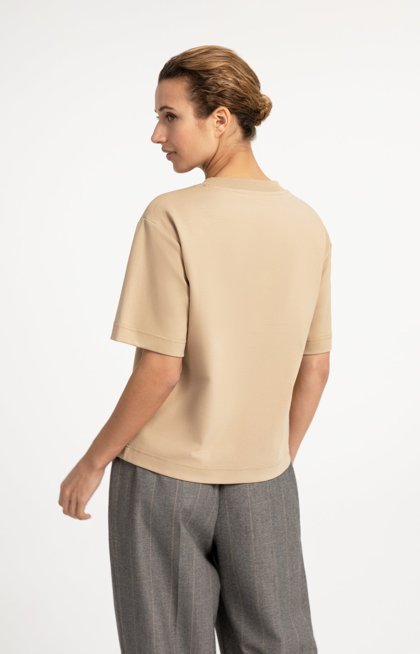 T-shirt with round neck and half sleeves