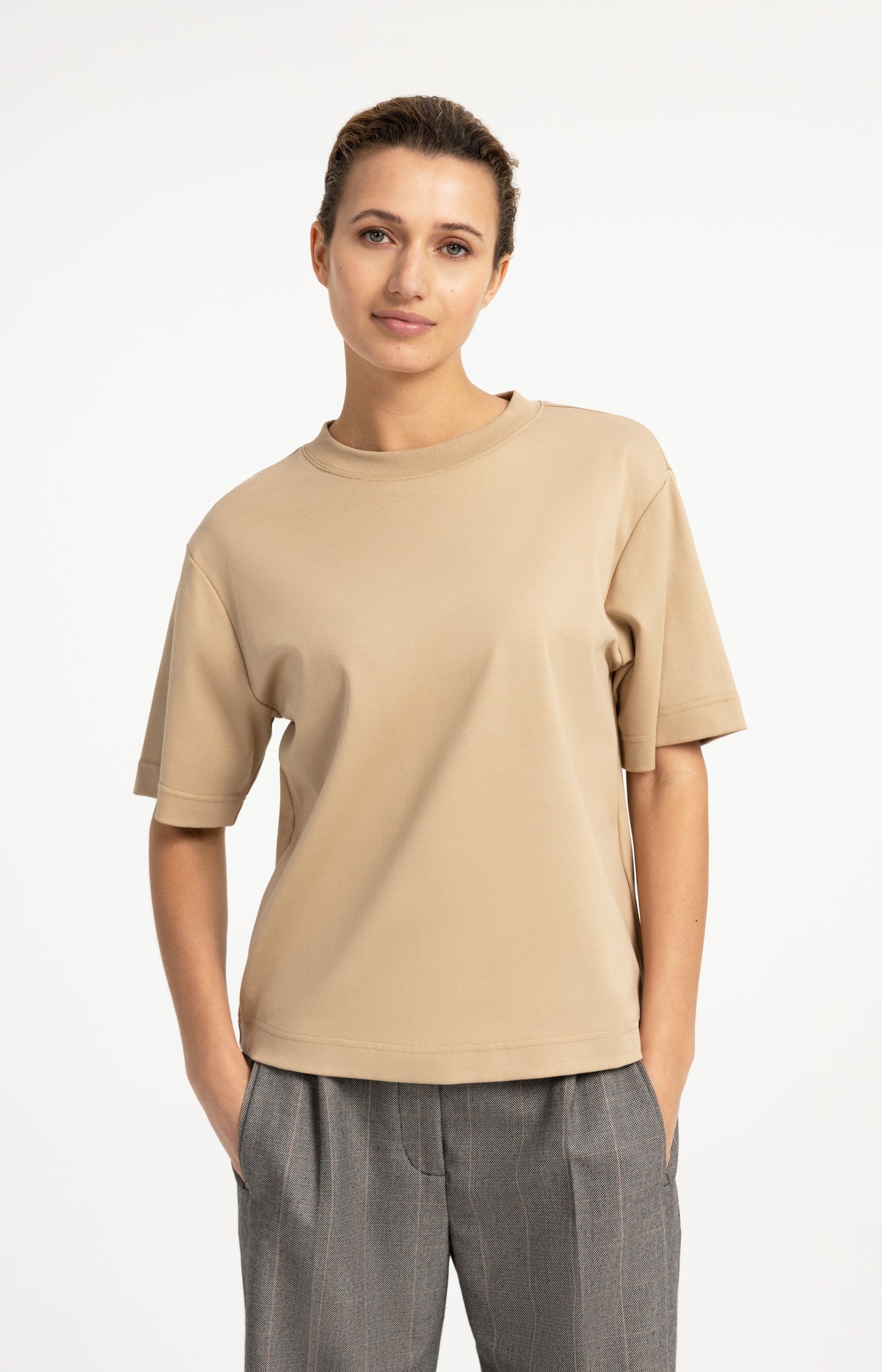 T-shirt with round neck and half sleeves