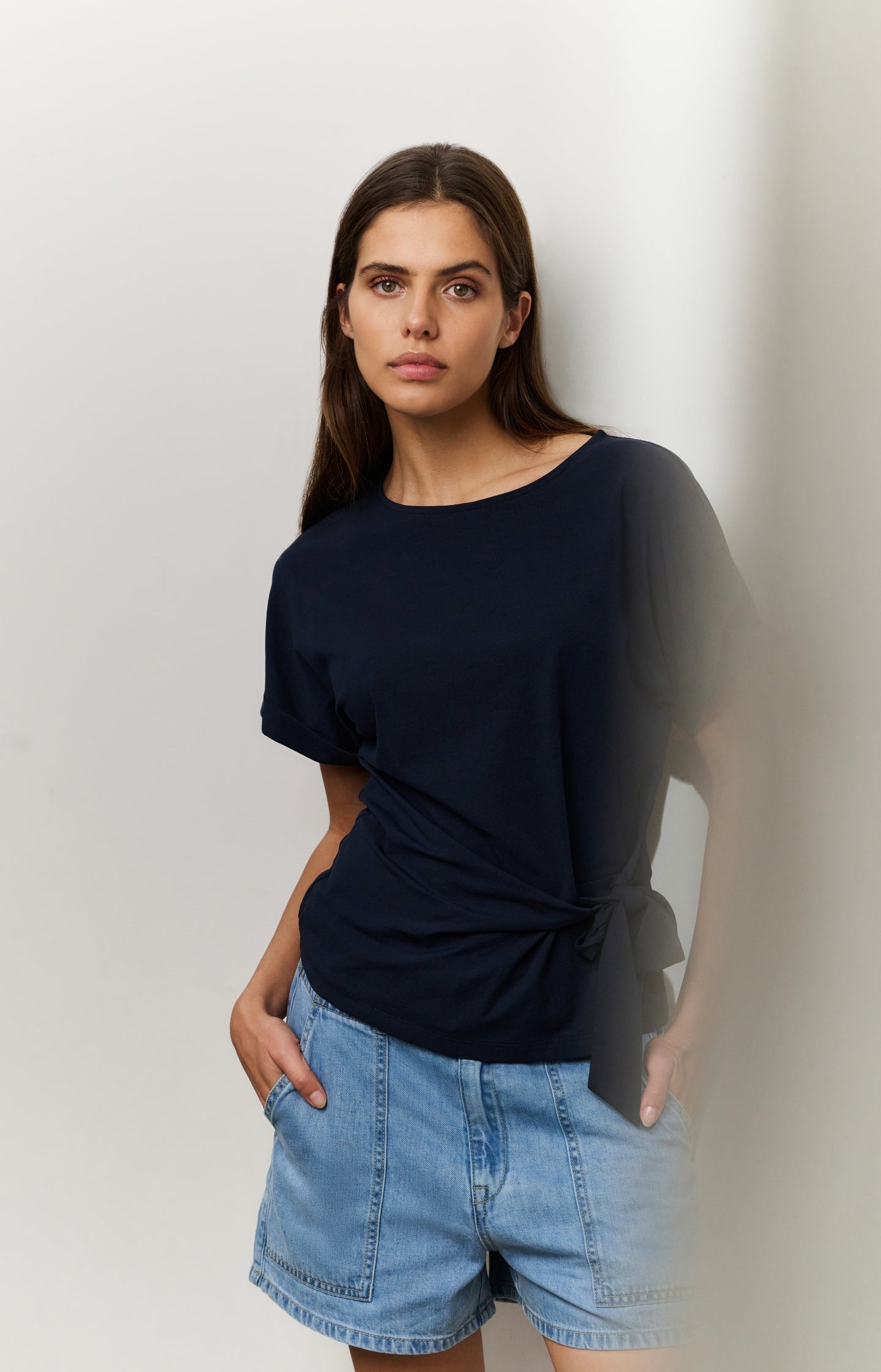T-shirt with round neck and knotted detail - Type: lookbook