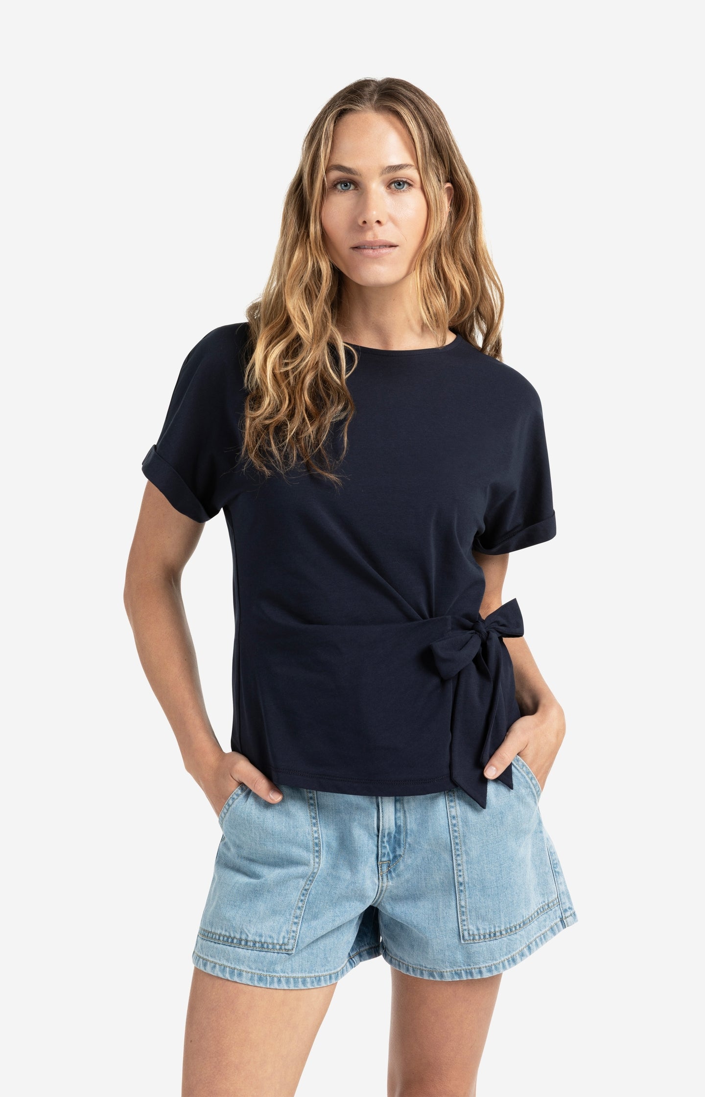 T-shirt with round neck and knotted detail - Type: lookbook