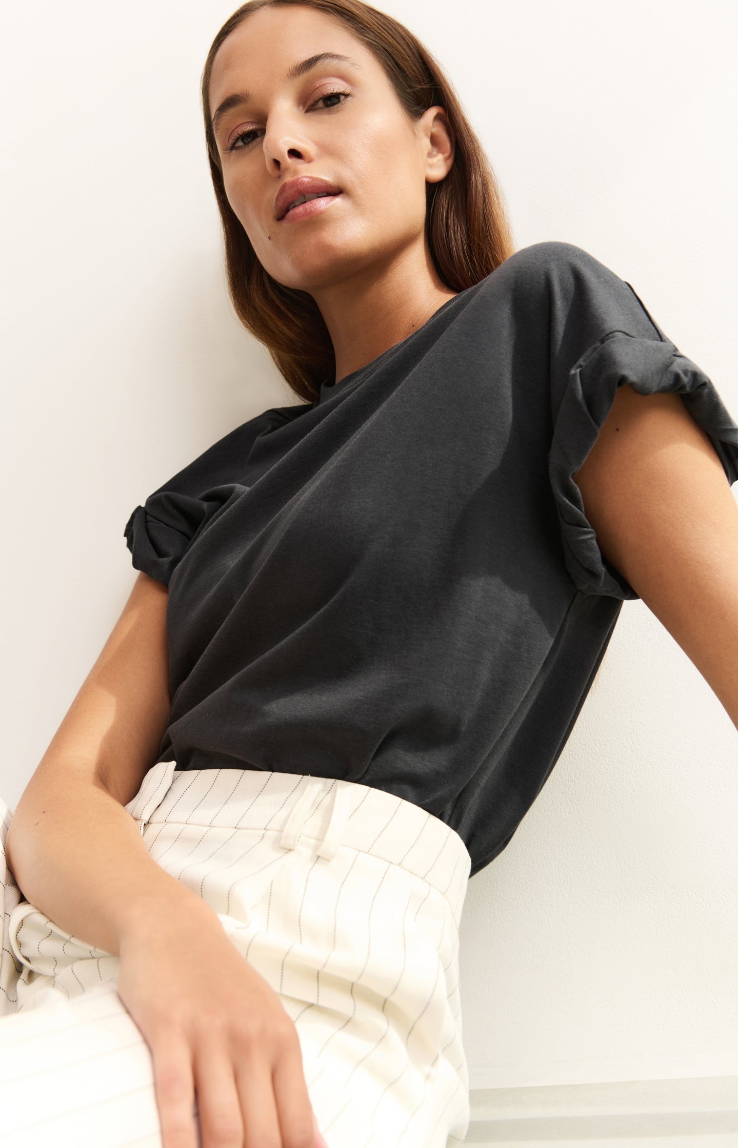 T-shirt with round neck and pleated, rolled-up sleeves - Type: lookbook
