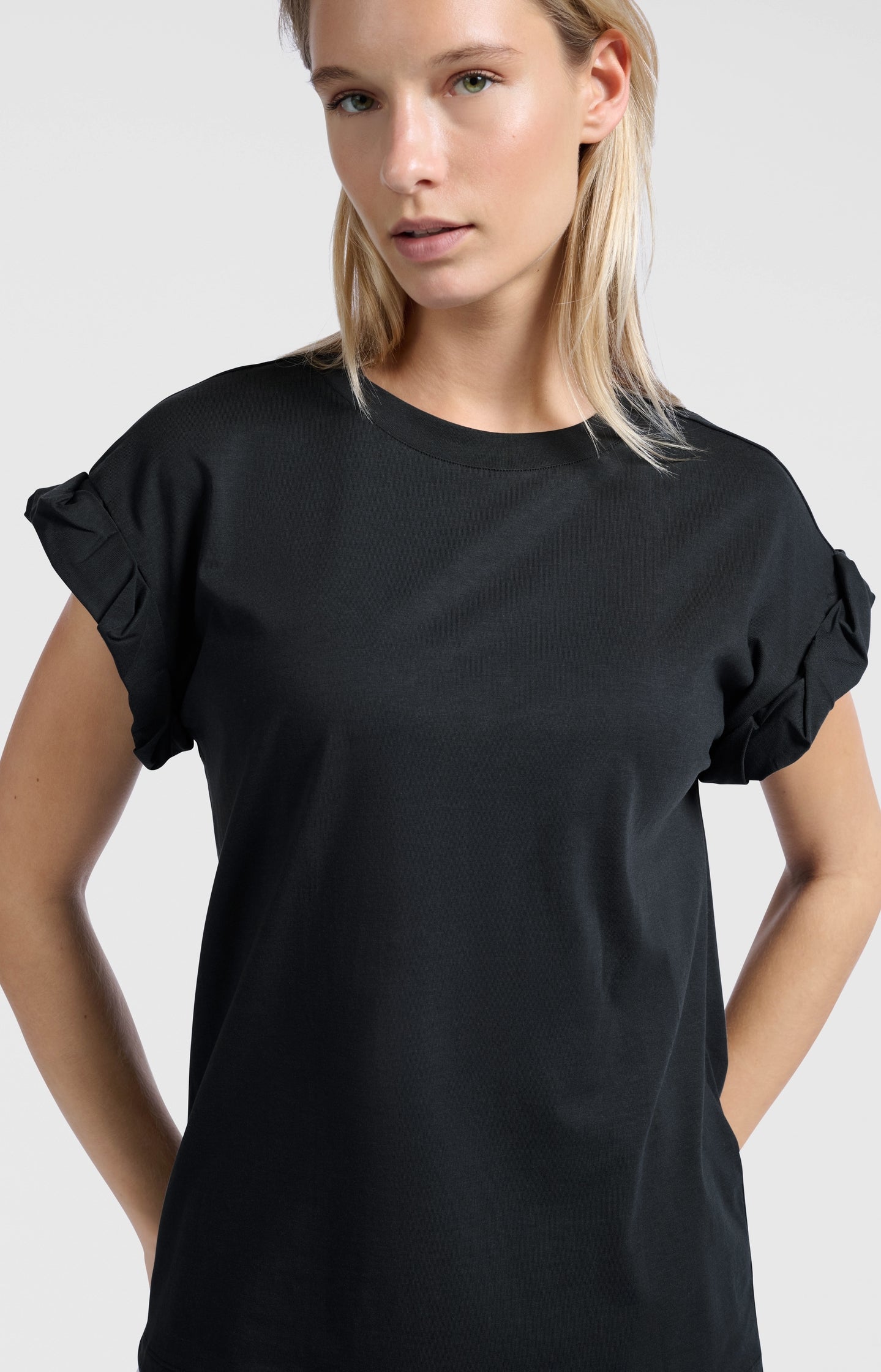 T-shirt with round neck and pleated, rolled-up sleeves