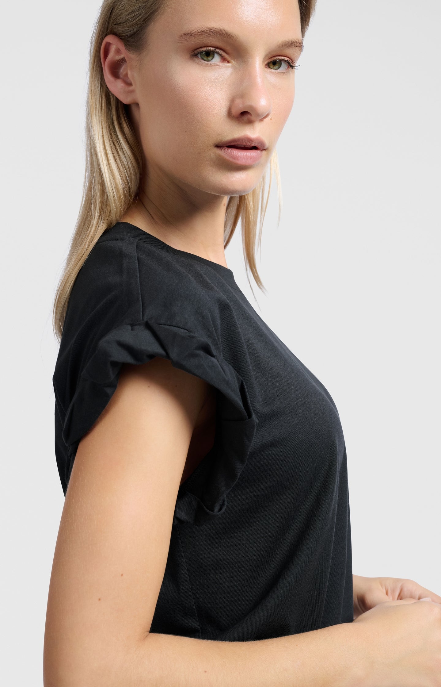 T-shirt with round neck and pleated, rolled-up sleeves