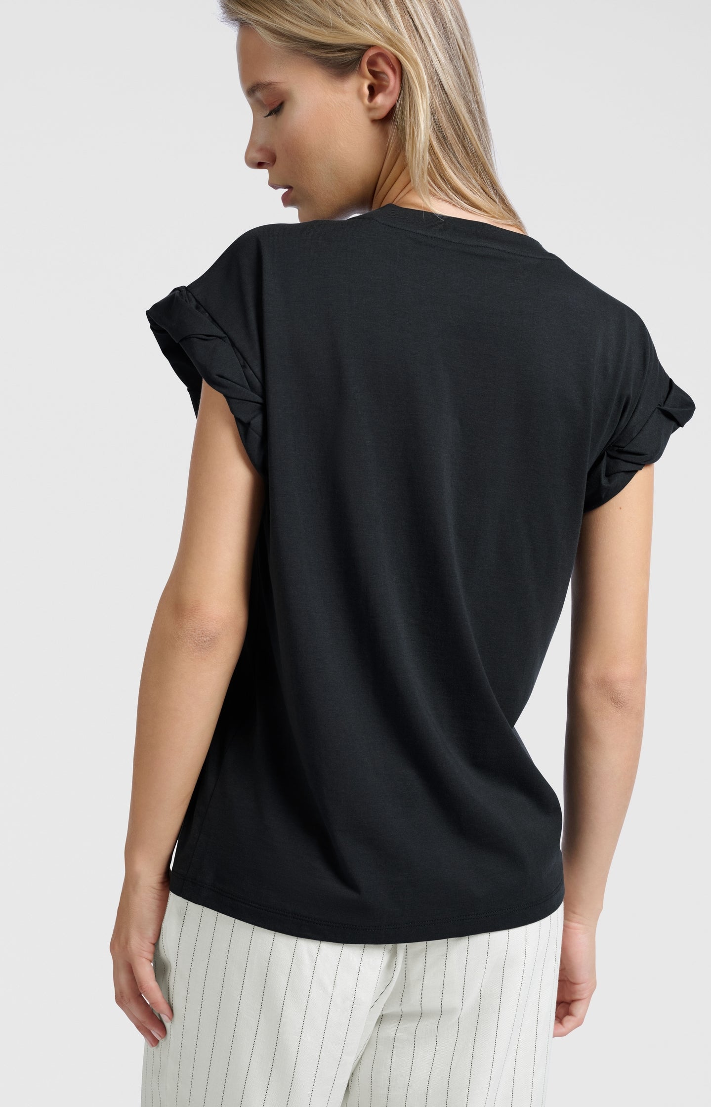 T-shirt with round neck and pleated, rolled-up sleeves