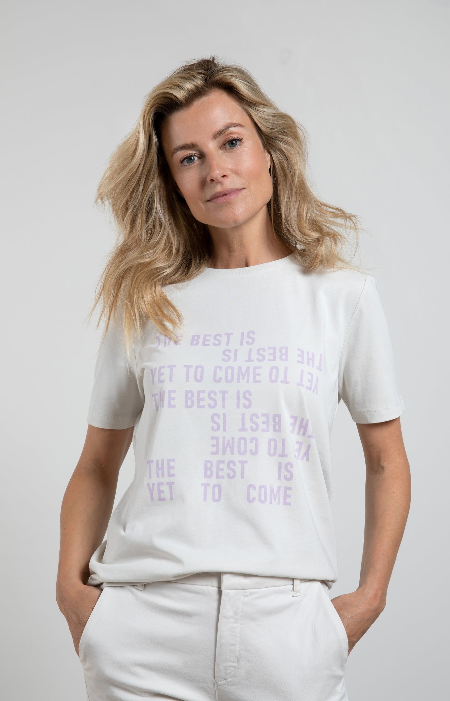 T-shirt with round neck, short sleeves and print with text